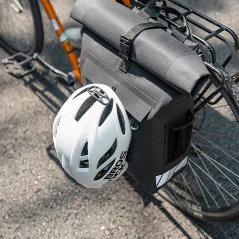 Sakwa rowerowa z funkcją plecaka wodoodporna z zaczepem na kask 18l - czarna