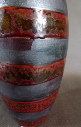 Elegancki Kamienisty Wazon w Pasy w Kolorze Ceglasto Popielatym, 28x11cm